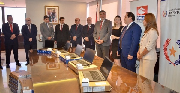 CONATEL entregó notebooks y conectividad de internet a la FCE/UNA