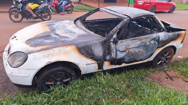 Dos personas prenden fuego un vehículo en Pedro Juan Caballero - Noticiero Paraguay