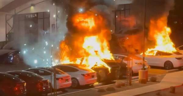 La Nación / Ola de ataques contra Tesla es calificada como “terrorismo interno”