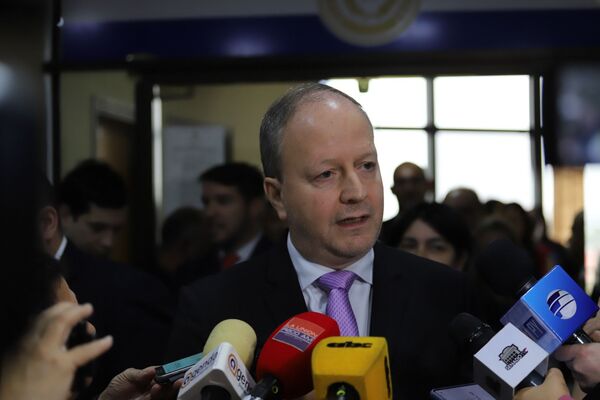 Compra de pupitres chinos: "tiene que ser aclarado y creo en la transparencia" - 1000 Noticias