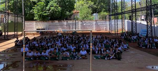 Villa Elisa: estudiantes hacen sentata en protesta por la falta de profesores y de kits escolares, entre otras irregularidades - Nacionales - ABC Color