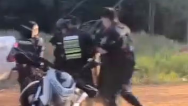 Hombre con prisión domiciliaria muerde a policía durante su aprehensión - Noticiero Paraguay