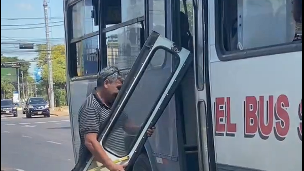 Micro se quedó sin puerta en plena avenida
