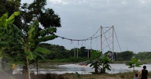 La Nación / Ecuador: un muerto dejó la caída de un extenso puente colgante