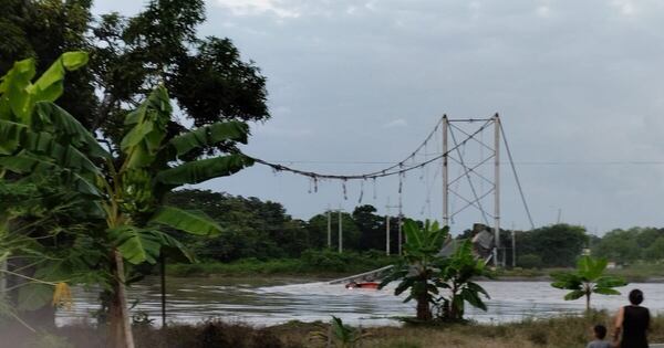La Nación / Ecuador: un muerto dejó la caída de un extenso puente colgante