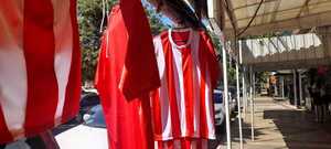 Revive la venta de camisetas de la albirroja en calles de Encarnación