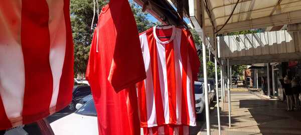 Revive la venta de camisetas de la albirroja en calles de Encarnación