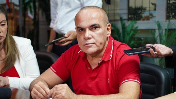 Titular del Congreso cuestiona a intendente por “hacer populismo barato” con pupitres chinos