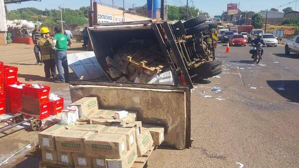 Villa Elisa: camión repartidor de productos lácteos volcó sobre ruta PY01 - Nacionales - ABC Color