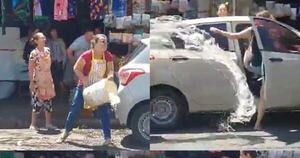 La Nación / Vendedoras y compradores pelearon por estacionamiento en el Mercado 4