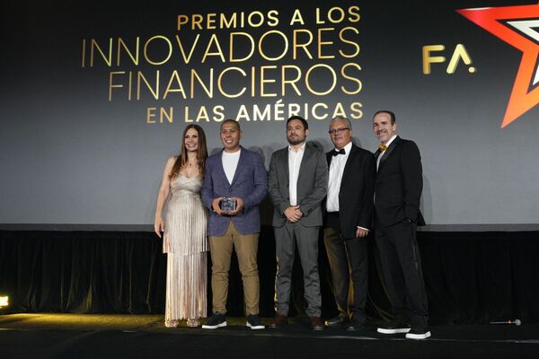 ueno bank revoluciona la inclusi贸n financiera con el premio platino en Fintech Americas 2025