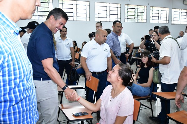 Gobierno amplía el acceso a la educación con 6.796 nuevas becas para jóvenes - ADN Digital
