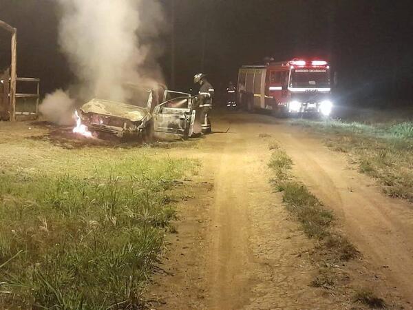 Incendio consume vehículo en San Luis del Paraná