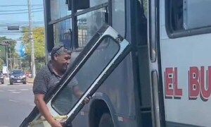 Bus se queda sin puerta durante trayecto y recibe multa – Prensa 5