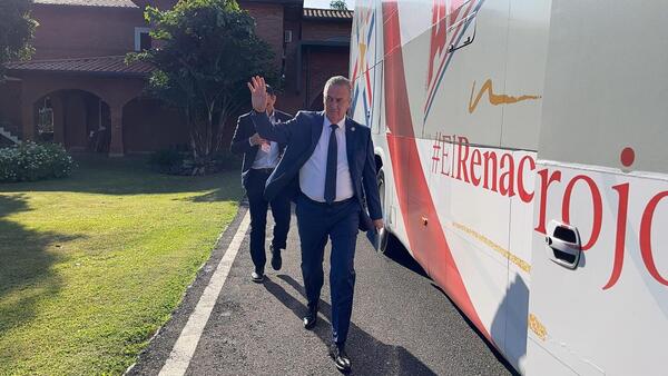 El bus de la Albirroja está camino al Defensores