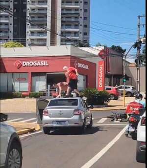 Video: motociclista y automovilista pelearon hasta en el techo de un auto en Brasil - Mundo - ABC Color