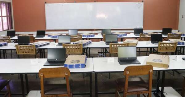 Diario HOY | Entregan notebooks a la Facultad de Economía, saqueada semanas atrás por delincuentes
