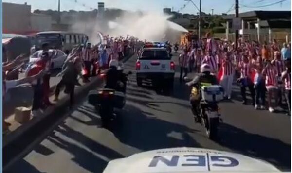 ¡Chemopirĩ! Así alentó la gente a la albirró en su recorrido hasta el Defensores