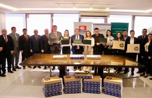 Facultad de Economía de la UNA recibe 30 notebooks donadas por CONATEL y SNJ - ADN Digital