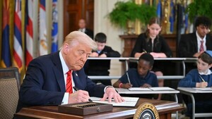 Donald Trump firma un decreto para "eliminar" el Departamento de Educación