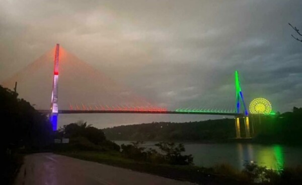 Realizan ajustes en el sistema lumínico del Puente de la Integración