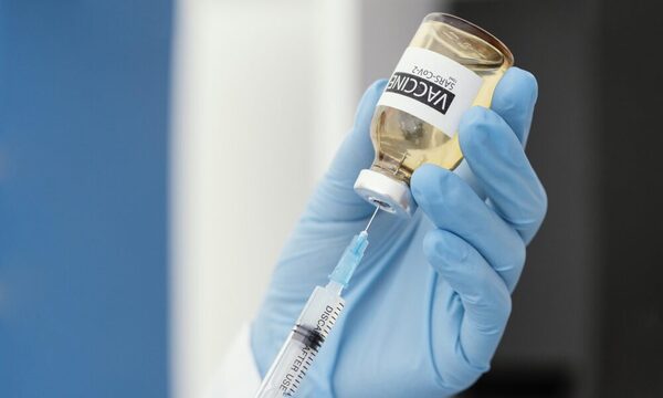 Salud anuncia que vacunas antigripales y anticovid llegan el mes que viene