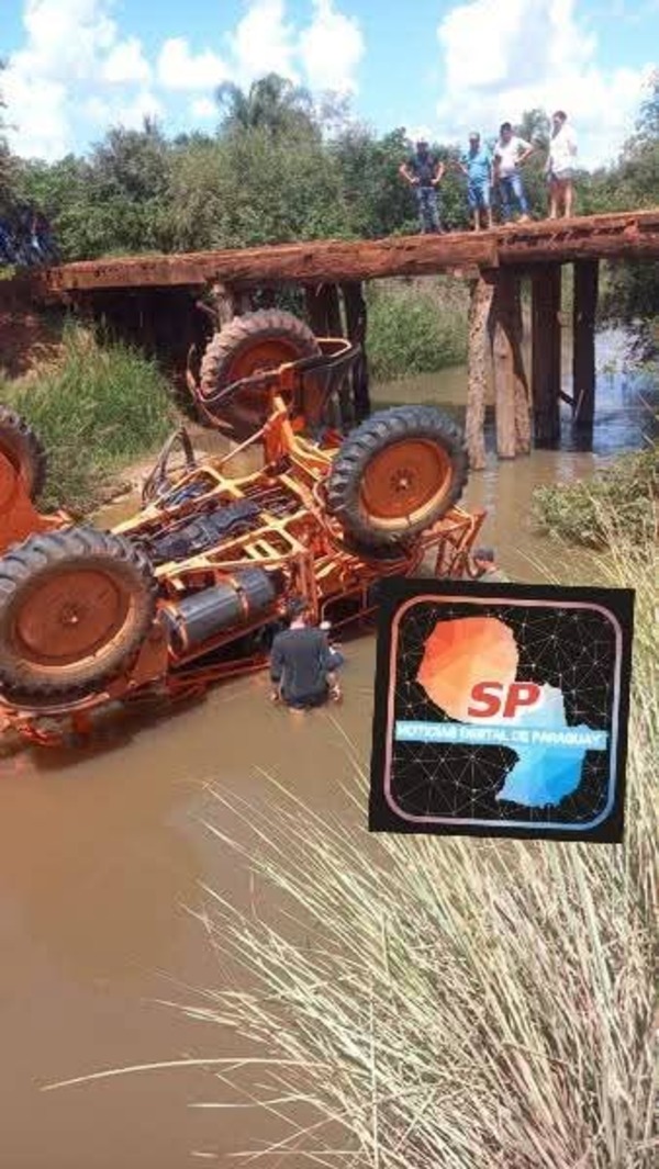 Tractor cae de un puente y el operario pierde la vida anga