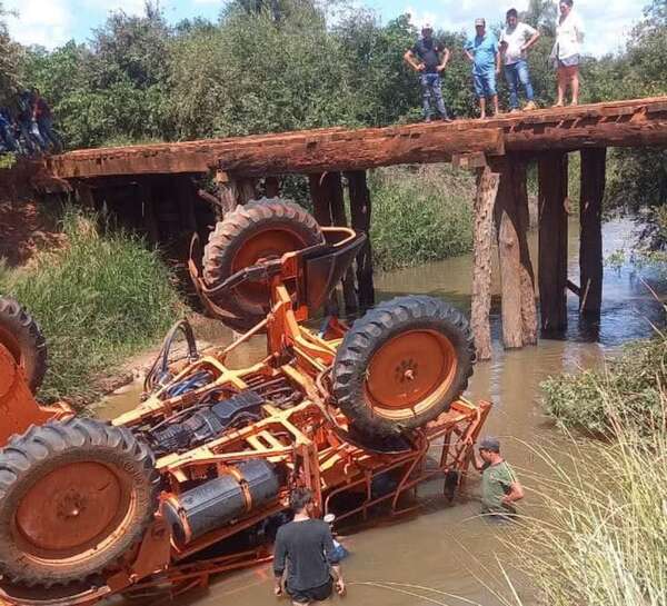 Conductor de tractor fumigador muere tras caer en un arroyo en Vaquería - Nacionales - ABC Color