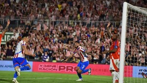 Arturo Vidal, provocación y ayuda para el gol de Paraguay