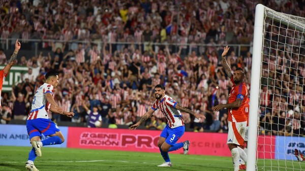 Arturo Vidal, provocación y ayuda para el gol de Paraguay
