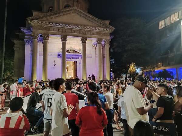 Fiesta albirroja en Asunción: hinchas celebran con euforia la victoria ante Chile - Nacionales - ABC Color