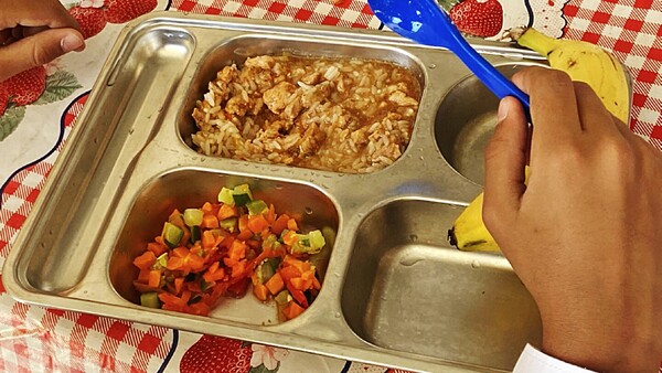 Madres contra carne porcina dejan sin almuerzo a alumnos