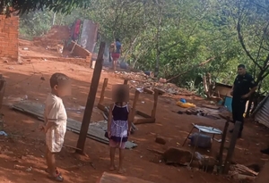 Golpean salvajemente a una mujer e incendian hasta los uniformes de sus hijos - Noticiero Paraguay