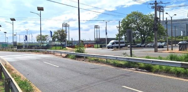 Refuerzan seguridad vial con instalación de barandas en autopista Ñu Guasú - .::Agencia IP::.