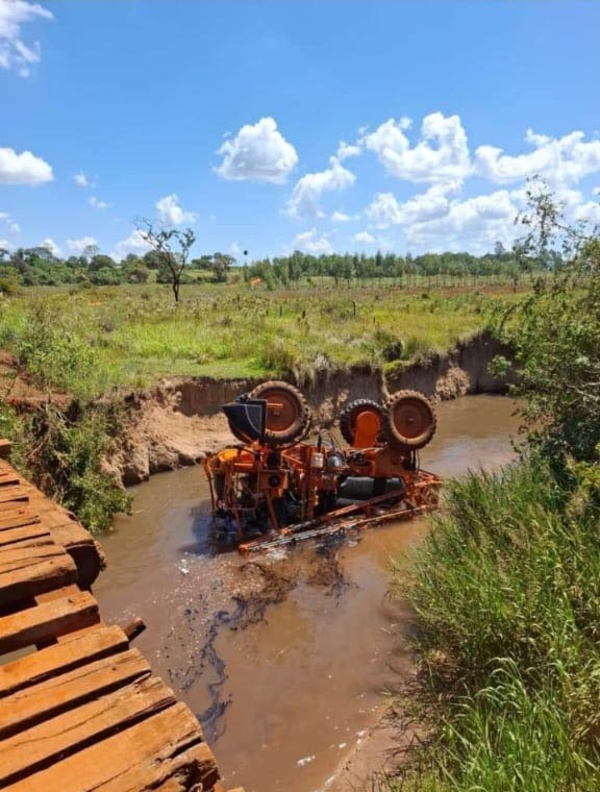 Chofer de tractor muere tras caer de precario puente de madera - 1000 Noticias
