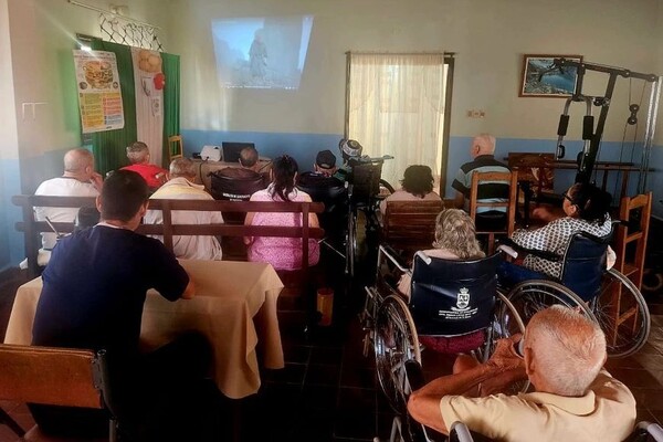 Viernes de cine: nuevo entretenimiento para residentes del hogar Monseñor Sosa Gaona - .::Agencia IP::.