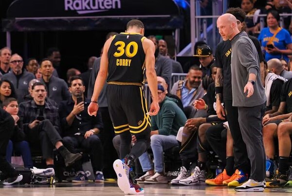 Versus / Curry sale lesionado en la victoria de los Warriors