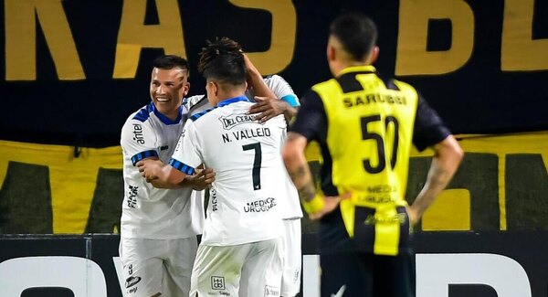 Versus / Hugo Quintana le clava un golazo al rival copero de Olimpia