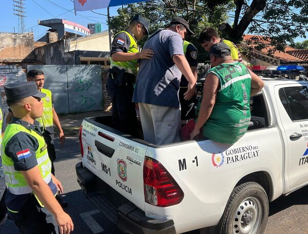 29 cuidacoches demorados durante operativo en el estadio Defensores del Chaco · Radio Monumental 1080 AM