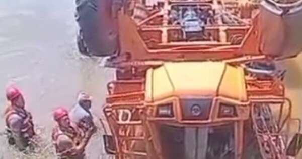 Diario HOY | Operario muere ahogado tras caer con su tractor de un puente