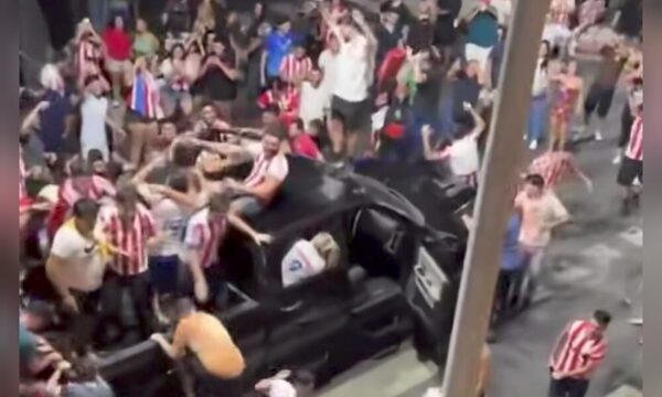 (VIDEO) Batalla Campal se armó en medio de festejo de hinchas Albirrojos en calle Palma