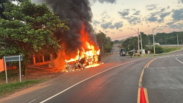 Susto para pasajeros: Bus de turismo arde en llamas en el desvío a Caacupé