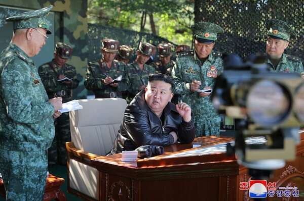 Kim Jong-Un supervisa ensayo de nuevo misil antiaéreo - Mundo - ABC Color