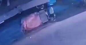 La Nación / Linces detienen a un hombre buscado por el robo de una motocicleta