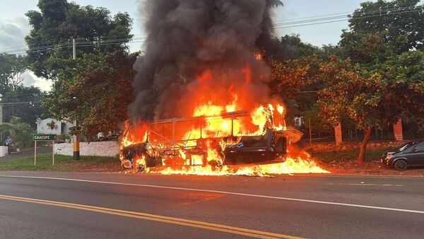 Reportan incendio de un bus de turismo que llevaba 25 pasajeros