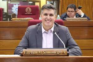 El cartista Esteban Samaniego queda como el único que se aferra con uñas y dientes a sus fueros - Política - ABC Color