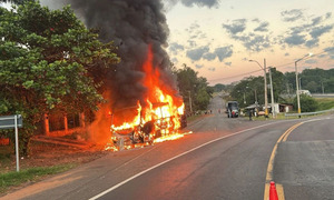 Incendio consume un ómnibus de turismo en desvío a Caacupé - OviedoPress