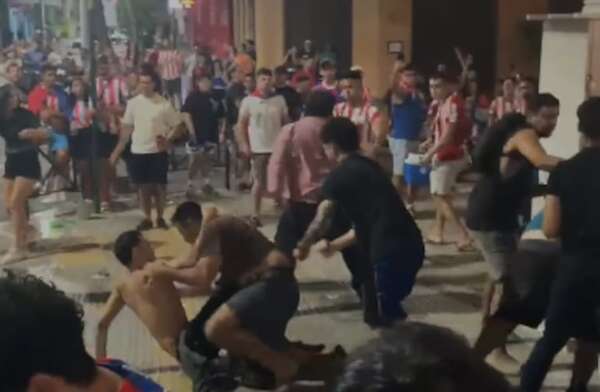 Video: “moquete amistoso” frente al Panteón de los Héroes entre hinchas que festejaban la victoria de Paraguay - Policiales - ABC Color