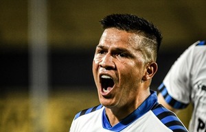 Hugo Quintana marca un golazo a Peñarol