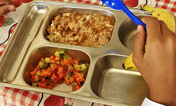 Madres bloquean almuerzo escolar de 500 alumnos por rechazar carne de cerdo - OviedoPress